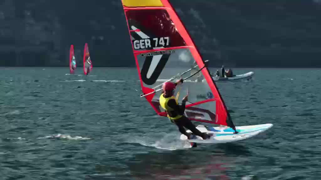 Moritz beim Windsurfen auf dem Wasser